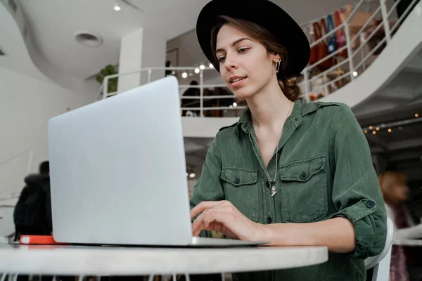 Desenvolvedor Online Mulher Trabalha Computador Portátil Chapéu Café Freelancer Empresário — Fotografia de Stock