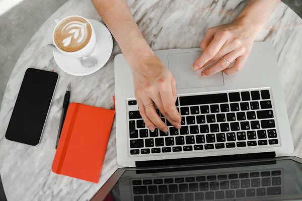 Mãos Mulher Negócios Teclado Computador Portátil Café Telemóvel Caderno Freelancer — Fotografia de Stock