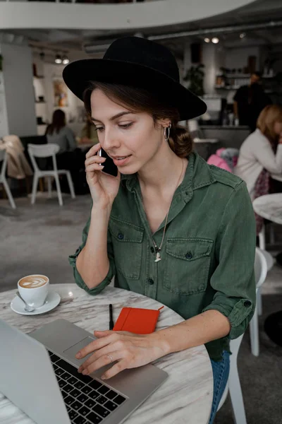 Imagem Vertical Mulher Negócios Concentrada Cargo Freelancer Empresário Trabalhar Espaço — Fotografia de Stock