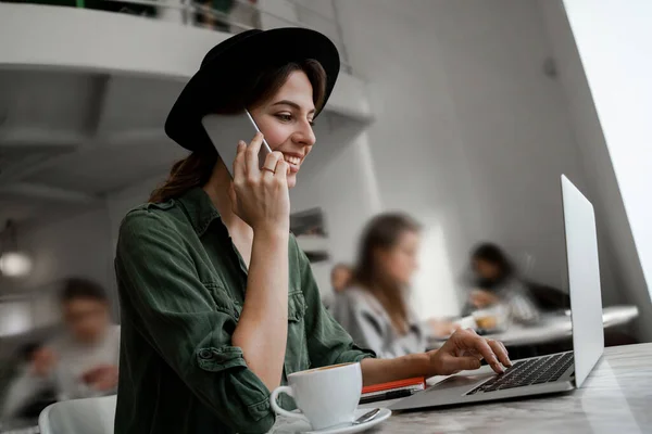 Mulher Amante Tecnologia Com Telefone Inteligente Computador Portátil Tendo Trabalho — Fotografia de Stock