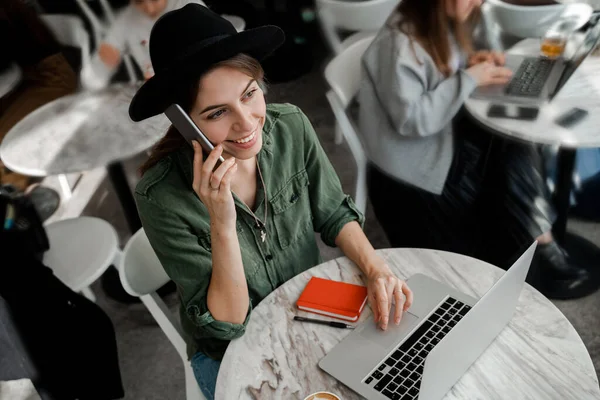 Kobieta Freelancer Picie Kawy Praca Zdalnie Przedsiębiorca Praca Tchórzliwej Przestrzeni — Zdjęcie stockowe