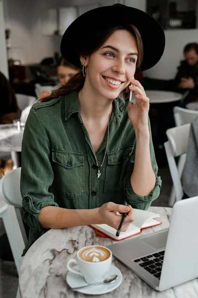 Joven Escritora Llamando Teléfono Haciendo Ediciones Nueva Creación Escribe Notas —  Fotos de Stock