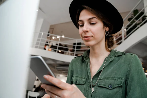 Mujer Concentrada Éxito Busca Teléfono Móvil Que Moda Moda Freelancer — Foto de Stock