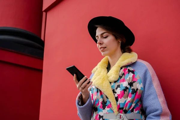 Sobre Fundo Vermelho Moda Olhando Menina Concentrada Seu Dispositivo Telefone — Fotografia de Stock