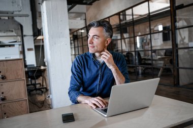 Yetişkin, beyaz saçlı, iş yerindeki iş adamı. Başarılı iş stratejisi konsepti. İş yerinde kendine güvenen bir ofis çalışanı. İnsan yaşam tarzı