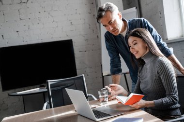 Kadın ve erkek ofis masasının yanında. Yeni bir proje planlayıp geliştiriyorum. Başarılı iş stratejisi konsepti. İş yerinde kendine güvenen bir ofis çalışanı. İnsan yaşam tarzı