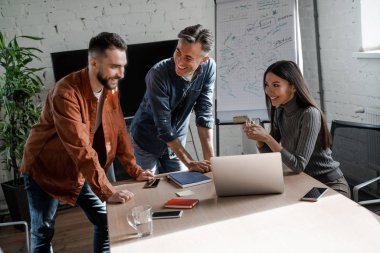 Modern çevrimiçi platform, gelecekteki proje için planlama stratejisi. Başarılı iş stratejisi konsepti. İş yerinde kendine güvenen bir ofis çalışanı. İnsan yaşam tarzı