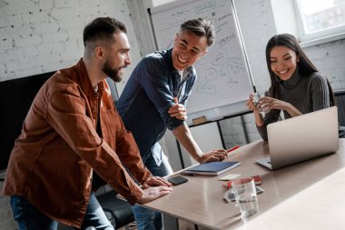 Modern çevrimiçi platform, gelecekteki proje için planlama stratejisi. Başarılı iş stratejisi konsepti. İş yerinde kendine güvenen bir ofis çalışanı. İnsan yaşam tarzı