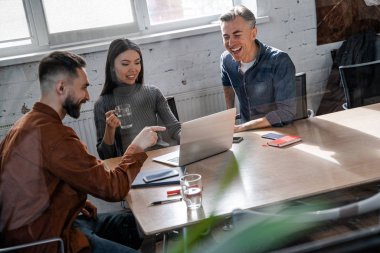 Modern çevrimiçi platform, gelecekteki proje için planlama stratejisi. Başarılı iş stratejisi konsepti. İş yerinde kendine güvenen bir ofis çalışanı. İnsan yaşam tarzı