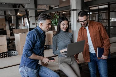 Modern çevrimiçi platform, gelecekteki proje için planlama stratejisi. Başarılı iş stratejisi konsepti. İş yerinde kendine güvenen bir ofis çalışanı. İnsan yaşam tarzı