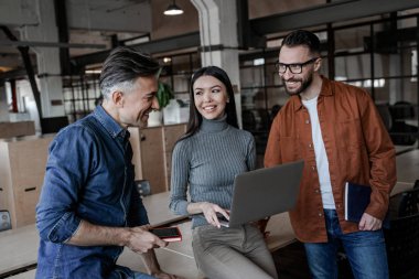 Modern çevrimiçi platform, gelecekteki proje için planlama stratejisi. Başarılı iş stratejisi konsepti. İş yerinde kendine güvenen bir ofis çalışanı. İnsan yaşam tarzı