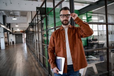 Ofisteki mutlu stajyer, ödevlerini tamamlamaya hazırlanıyor. Başarılı iş stratejisi konsepti. İş yerinde kendine güvenen bir ofis çalışanı. İnsan yaşam tarzı