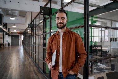 Ofisteki mutlu stajyer, ödevlerini tamamlamaya hazırlanıyor. Başarılı iş stratejisi konsepti. İş yerinde kendine güvenen bir ofis çalışanı. İnsan yaşam tarzı