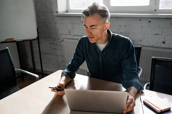 Erfolgreicher Geschäftsmann Mit Laptop Erfolgreiches Business Strategy Plan Konzept Selbstbewusste — Stockfoto