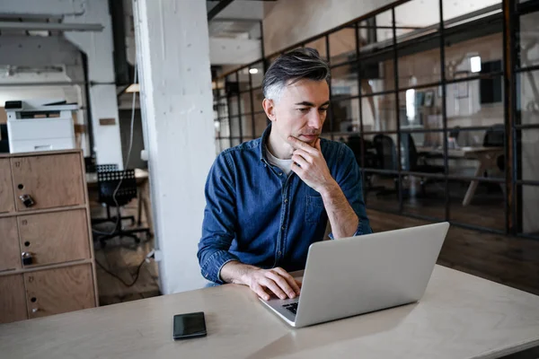 Der Erwachsene Attraktive Grauhaarige Geschäftsmann Seinem Büroarbeitsplatz Erfolgreiches Business Strategy — Stockfoto