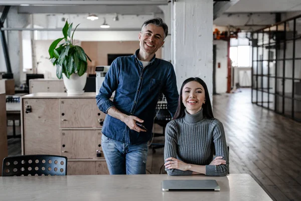 Duas Pessoas Escritório Homem Mulher Trabalham Juntos Projeto Comum Com — Fotografia de Stock