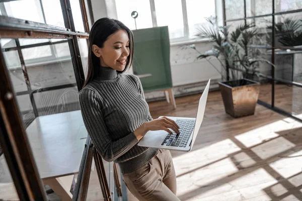 아시아인 브루네 아름다운 사무실에서 노트북 컴퓨터로 일하는 성공적 계획이다 직장에서는 — 스톡 사진