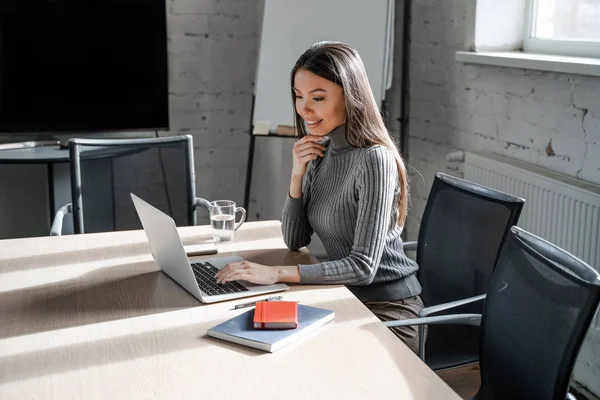 Mulher Bonita Morena Asiática Estilo Oficial Trabalho Escritório Sozinho Computador — Fotografia de Stock