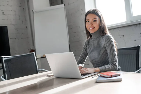 아시아인 브루네 아름다운 사무실에서 노트북 컴퓨터로 일하는 성공적 계획이다 직장에서는 — 스톡 사진