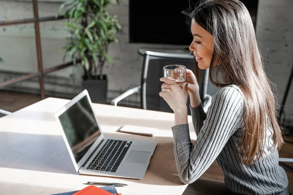 オフィススタイルのアジアのブルネットの美しい女性は ラップトップコンピュータ上で単独で動作します 成功したビジネス戦略計画の概念 同僚のスペースで自信のオフィスワーカー室内 人々の暮らし — ストック写真
