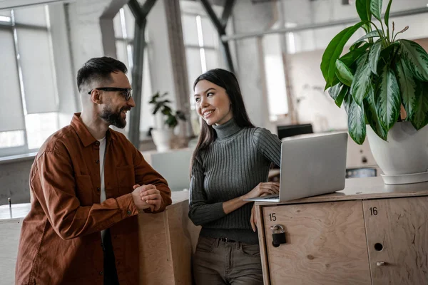 Empresarios Negocios Mirando Ordenador Portátil Oficina Trabajadores Profesionales Concepto Exitoso — Foto de Stock