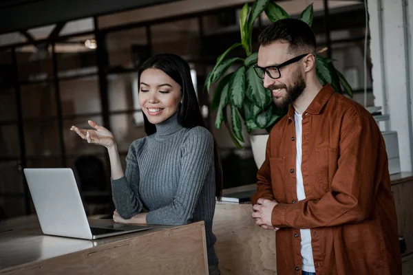 Empresarios Negocios Mirando Ordenador Portátil Oficina Trabajadores Profesionales Concepto Exitoso — Foto de Stock