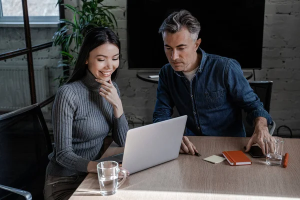 Dos Personas Oficina Hombre Mujer Trabajan Juntos Proyecto Común Con — Foto de Stock