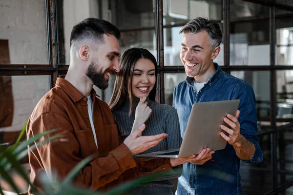 Happy Tres Colegas Trabajan Ordenador Portátil Discutir Trabajo Equipo Proceso — Foto de Stock