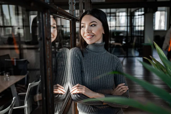 Bonita Mulher Escritório Sorridente Trabalhador Sozinho Perto Parede Vidro Conceito — Fotografia de Stock