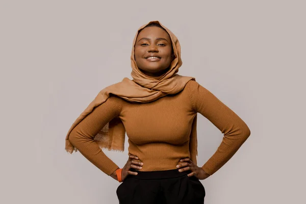 Glad Leende Och Skrattar Muslimsk Kvinna Tonåring Afrikansk Etnicitet Traditionell — Stockfoto