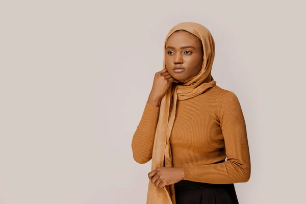 Muselman Kvinna Vacker Afrikansk Etnicitet Bär Traditionell Hijab Traditionell Östra — Stockfoto