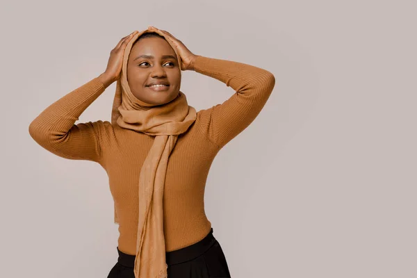 Muslimische Frau Schöne Afrikanische Volkszugehörigkeit Traditionellem Hijab Traditionelle Ostarabische Islamische — Stockfoto