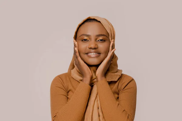 Muslimische Frau Schöne Afrikanische Ethnie Trägt Traditionellen Hijab Hautpflege Und — Stockfoto