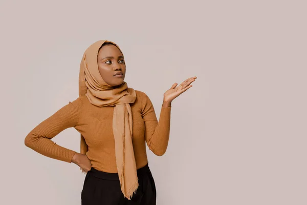 Muslimische Frau Zeigt Kopierraum Für Text Oder Logo Präsentiert Informationen — Stockfoto