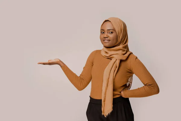Muslimische Frau Zeigt Kopierraum Und Lächelt Präsentiert Informationen Afrikanische Ethnizität — Stockfoto