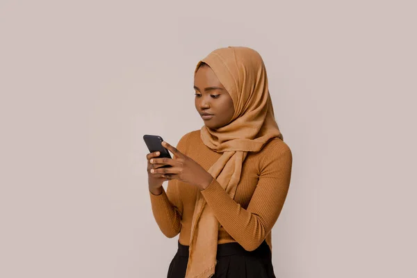 Karantänkommunikation Och Utbildning Online Muselman Kvinna Afrikansk Etnicitet Traditionell Hijab — Stockfoto