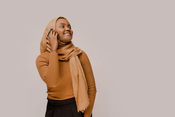 Muselman Kvinna Afrikansk Etnicitet Leende Och Talar Mobiltelefon Traditionell Hijab — Stockfoto