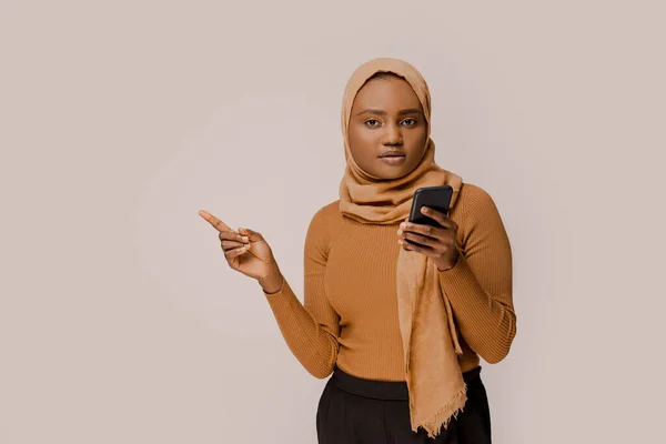 Muselman Kvinna Afrikansk Etnicitet Presentation Information Traditionell Hijab Över Vit — Stockfoto