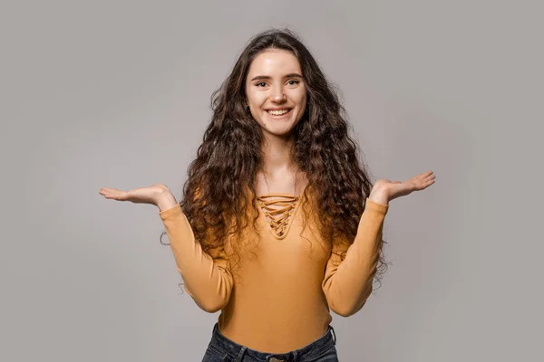 Mulher Bonita Adolescente Com Cabelos Longos Encaracolados Mostra Uma Escolha Fotos De Bancos De Imagens