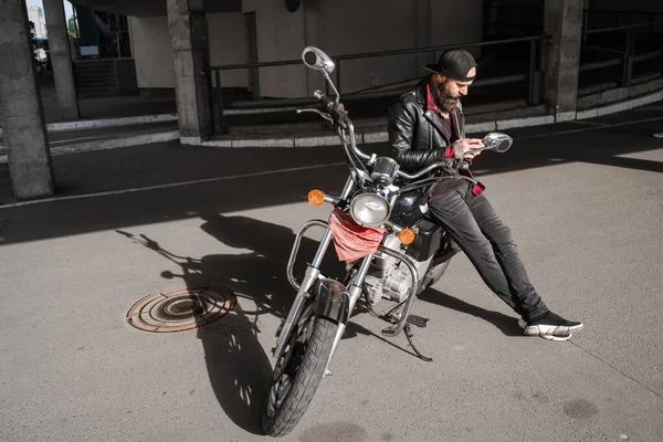 Internetuppkoppling Samtal Mobiltelefonanvändare Upptagen Snygg Skäggig Biker Man Svart Med — Stockfoto