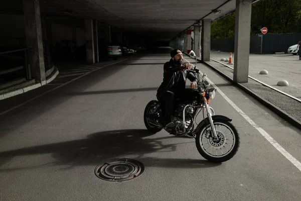Motociclista Brutal Barbudo Homem Corredor Rua Sentado Sua Moto Moto — Fotografia de Stock