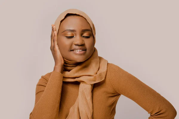 Nära Porträtt Afrikansk Muslimsk Arabisk Kvinna Skönhet Traditionell Hijab Över — Stockfoto