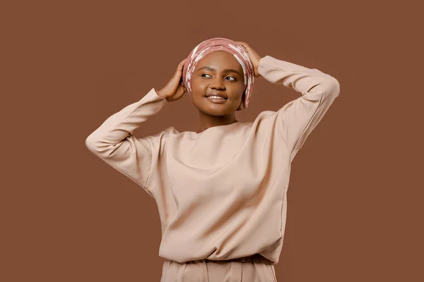 Porträtt Leende Snygga Vackra Arabiska Afrikanska Muslimska Kvinna Trendiga Traditionella — Stockfoto