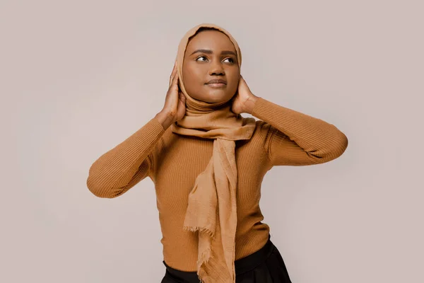 Afrikanische Muslimische Araberin Traditionellen Hidschab Verschönert Und Bringt Schönheit Über — Stockfoto
