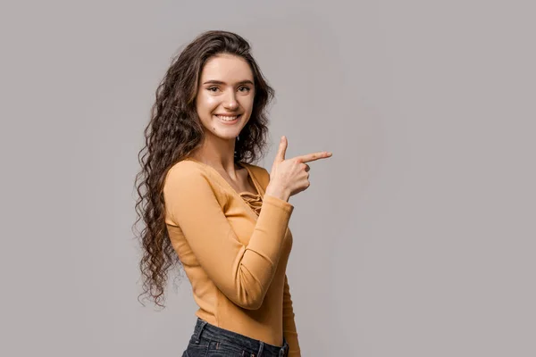 Olha Para Ali Consultora Mulher Amarelo Fundo Branco Mostra Dedo — Fotografia de Stock