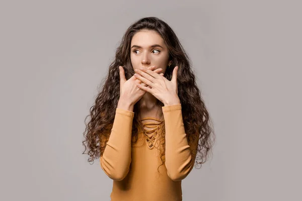 Fecha Boca Com Mãos Medo Perplexidade Conceito Confusão Emoções Expressivas — Fotografia de Stock