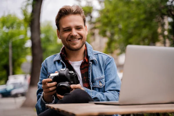 Ευτυχής Χαμογελαστός Φωτογράφος Άνθρωπος Κρατώντας Φωτογραφική Μηχανή Στα Χέρια Υποβάλουν — Φωτογραφία Αρχείου