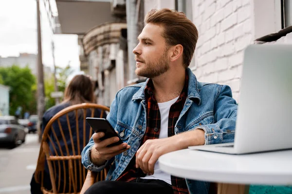 Hipster Άνθρωπος Ελεύθερος Επαγγελματίας Κατέχουν Κινητό Έξυπνο Τηλέφωνο Και Χρησιμοποιήσετε — Φωτογραφία Αρχείου