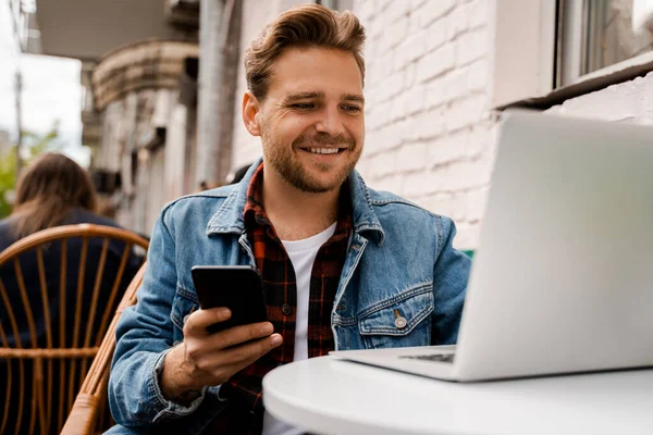 Glücklich Lächelnder Hipster Typ Freiberufler Hält Handy Der Hand Und — Stockfoto