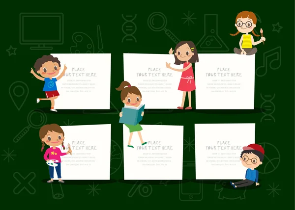 Niños con bloc de notas en blanco sobre pizarra verde fondo ilustración de dibujos animados — Vector de stock